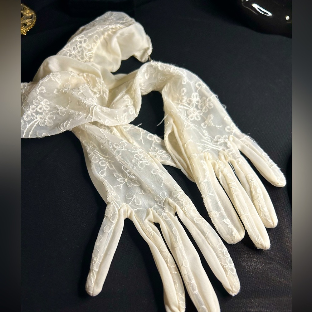 VTG White sheer gloves with delicate embroidery. Lightly worn.